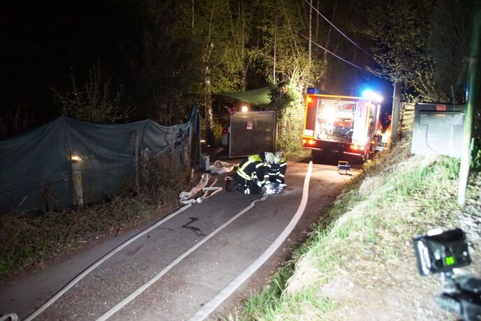 Weinstadt: Brand eines Reisighaufens- Feuerwehr muss ueber 1,5 Kilometer lange Versorgungsleitung legen