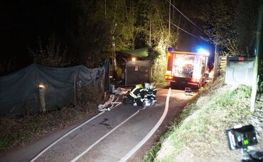 Weinstadt: Brand eines Reisighaufens- Feuerwehr muss ueber 1,5 Kilometer lange Versorgungsleitung legen