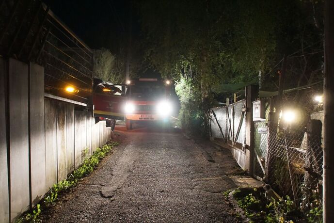 Weinstadt: Brand eines Reisighaufens- Feuerwehr muss ueber 1,5 Kilometer lange Versorgungsleitung legen