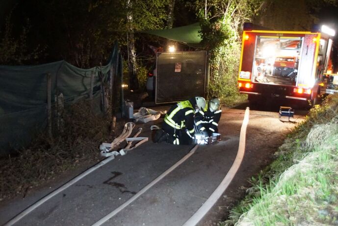 Weinstadt: Brand eines Reisighaufens- Feuerwehr muss ueber 1,5 Kilometer lange Versorgungsleitung legen