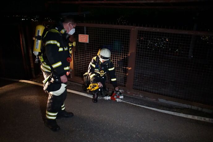 Weinstadt: Brand eines Reisighaufens- Feuerwehr muss ueber 1,5 Kilometer lange Versorgungsleitung legen