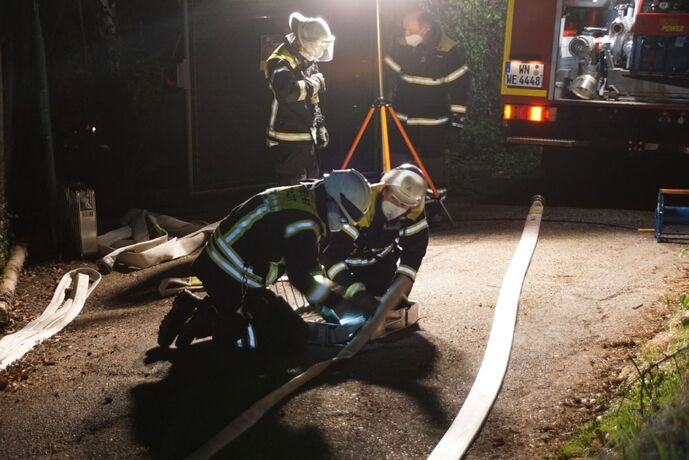 Weinstadt: Brand eines Reisighaufens- Feuerwehr muss ueber 1,5 Kilometer lange Versorgungsleitung legen
