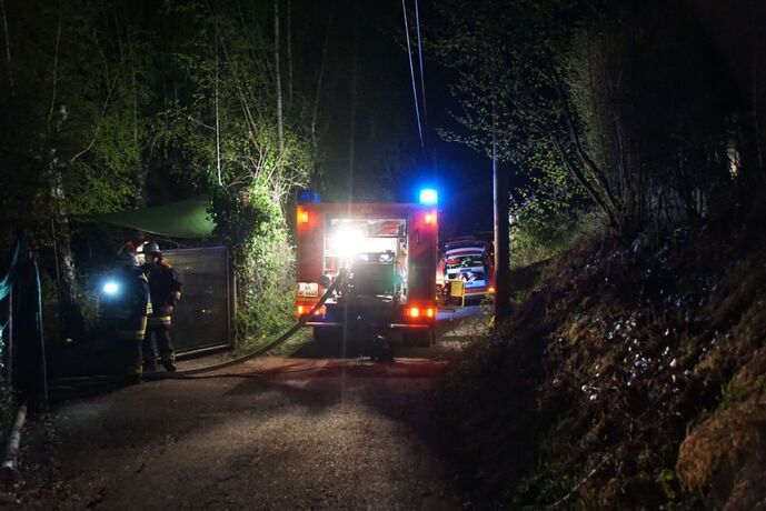 Weinstadt: Brand eines Reisighaufens- Feuerwehr muss ueber 1,5 Kilometer lange Versorgungsleitung legen