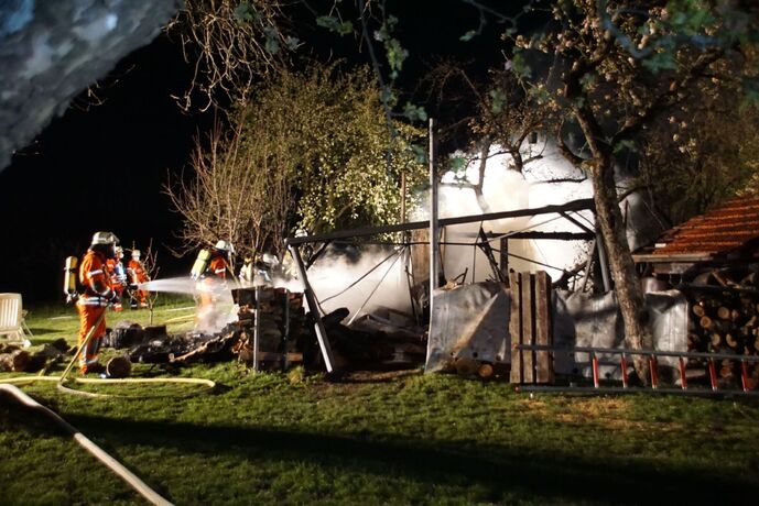 Nach Explosion: Eine Lagerhütte in Weisach im Tal brannte ab