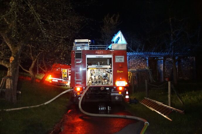 Weissach im Tal: Gartenhuette abebrannt- Loeschwasserversorgung im Pendelberkehr