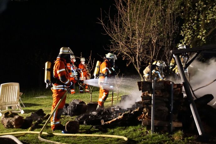 Weissach im Tal: Gartenhuette abebrannt- Loeschwasserversorgung im Pendelberkehr