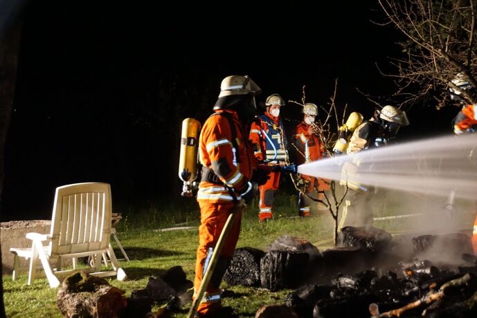 Weissach im Tal: Gartenhuette abebrannt- Loeschwasserversorgung im Pendelberkehr
