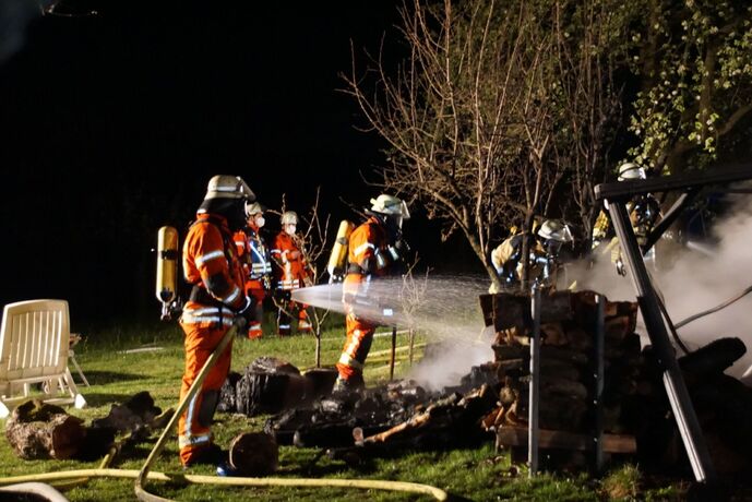 Weissach im Tal: Gartenhuette abebrannt- Loeschwasserversorgung im Pendelberkehr