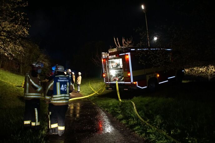 Weissach im Tal: Gartenhuette abebrannt- Loeschwasserversorgung im Pendelberkehr