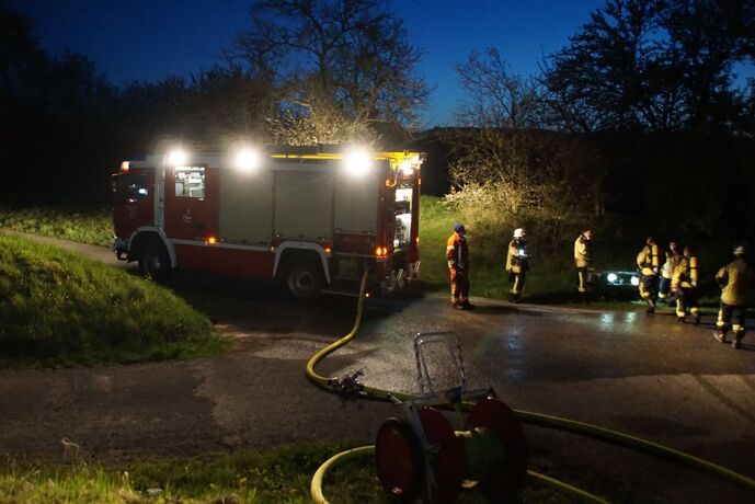 Weissach im Tal: Gartenhuette abebrannt- Loeschwasserversorgung im Pendelberkehr