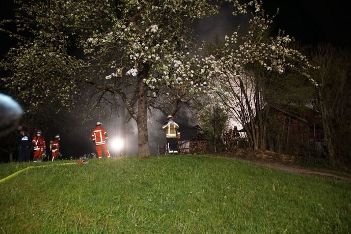 Weissach im Tal: Gartenhuette abebrannt- Loeschwasserversorgung im Pendelberkehr