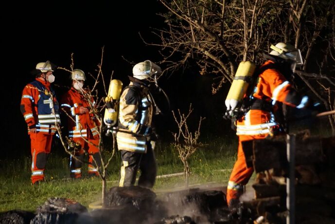 Weissach im Tal: Gartenhuette abebrannt- Loeschwasserversorgung im Pendelberkehr