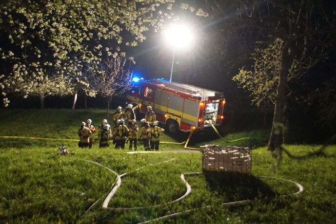 Weissach im Tal: Gartenhuette abebrannt- Loeschwasserversorgung im Pendelberkehr