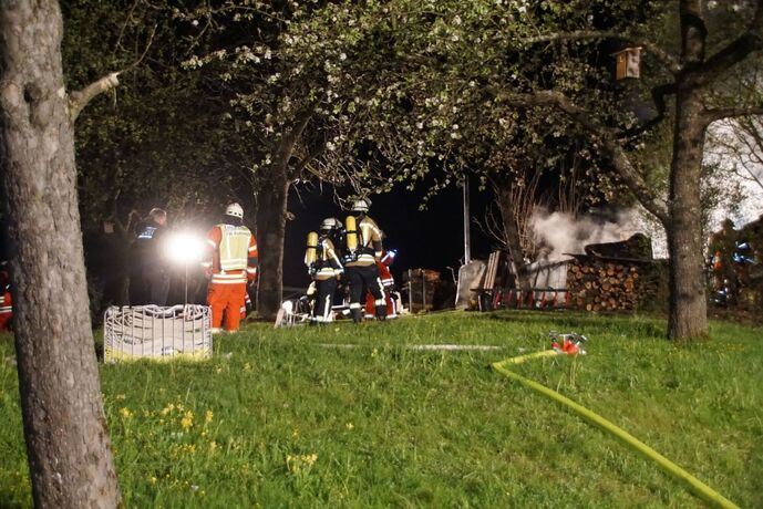 Weissach im Tal: Gartenhuette abebrannt- Loeschwasserversorgung im Pendelberkehr