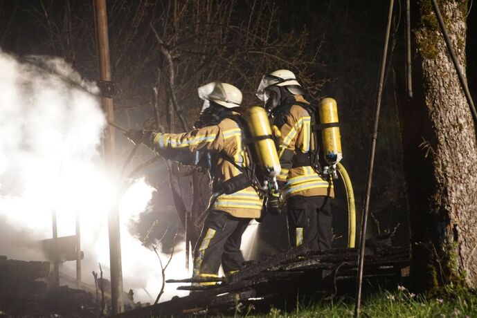 Weissach im Tal: Gartenhuette abebrannt- Loeschwasserversorgung im Pendelberkehr