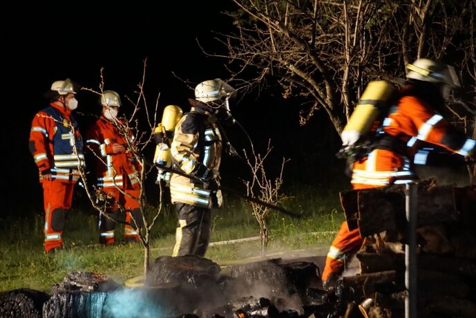 Weissach im Tal: Gartenhuette abebrannt- Loeschwasserversorgung im Pendelberkehr