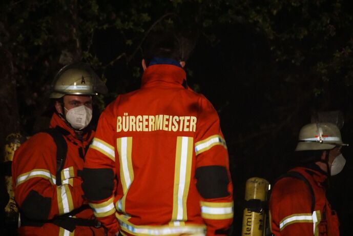 Weissach im Tal: Gartenhuette abebrannt- Loeschwasserversorgung im Pendelberkehr