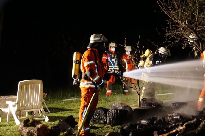 Weissach im Tal: Gartenhuette abebrannt- Loeschwasserversorgung im Pendelberkehr