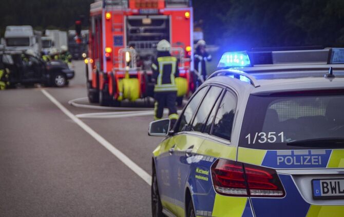 Schwerer Verkehrsunfall mit 3 Beteiligten Fahrzeugen auf der B29 - 4 Verletzte Personen_1