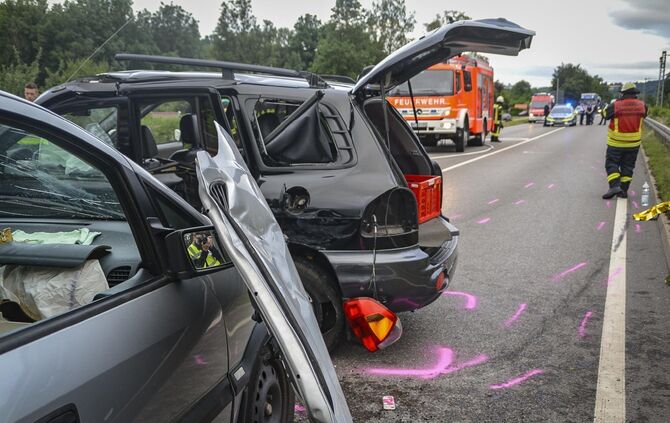Schwerer Verkehrsunfall mit 3 Beteiligten Fahrzeugen auf der B29 - 4 Verletzte Personen_3