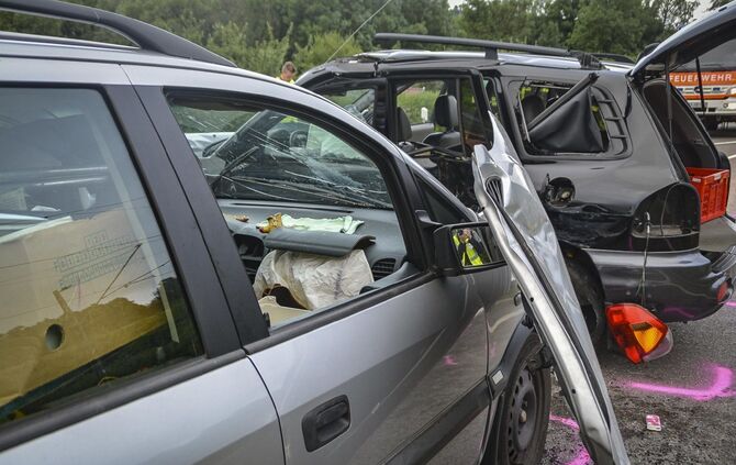 Schwerer Verkehrsunfall mit 3 Beteiligten Fahrzeugen auf der B29 - 4 Verletzte Personen_4
