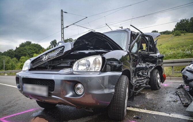 Schwerer Verkehrsunfall mit 3 Beteiligten Fahrzeugen auf der B29 - 4 Verletzte Personen_5
