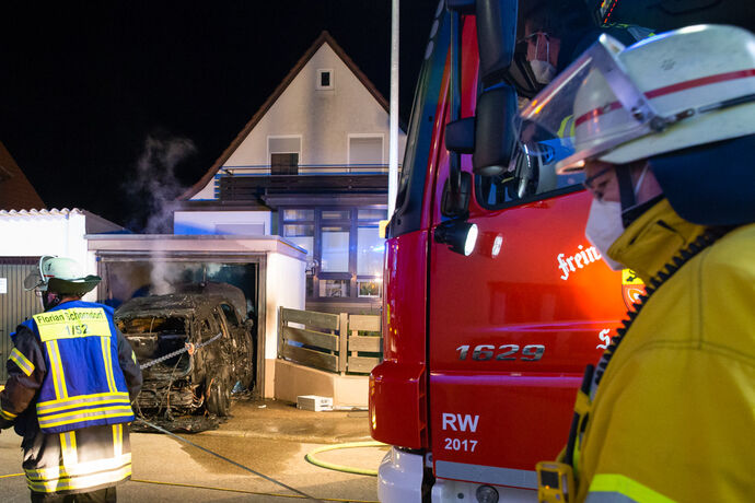 Autobrand in Garage, Heermannstr. & Daniel-Steinbock-Str., Schorndorf, 27.04.2021