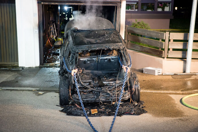 Autobrand in Garage, Heermannstr. & Daniel-Steinbock-Str., Schorndorf, 27.04.2021