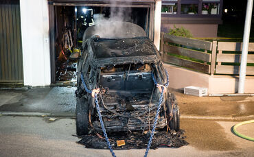 Autobrand in Garage, Heermannstr. & Daniel-Steinbock-Str., Schorndorf, 27.04.2021
