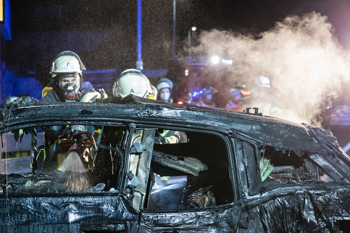 Autobrand in Garage, Heermannstr. & Daniel-Steinbock-Str., Schorndorf, 27.04.2021