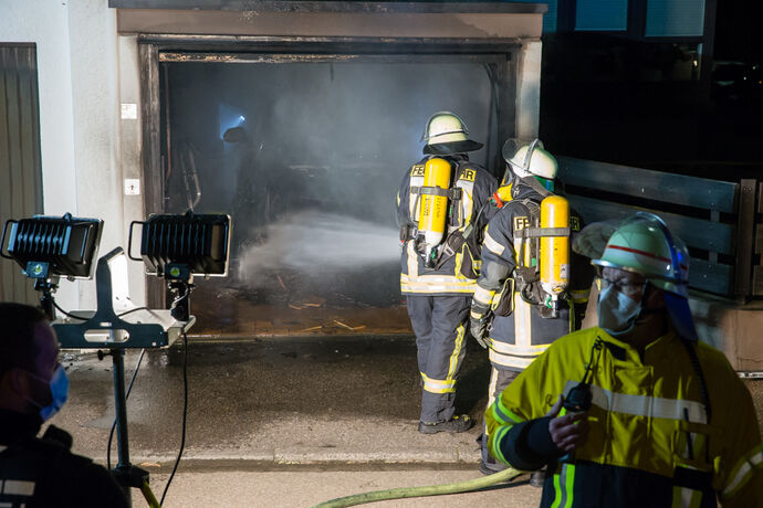 Autobrand in Garage, Heermannstr. & Daniel-Steinbock-Str., Schorndorf, 27.04.2021