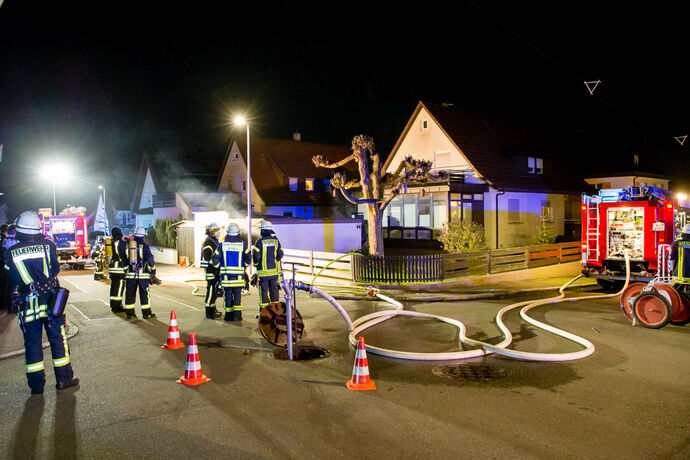 Autobrand in Garage, Heermannstr. & Daniel-Steinbock-Str., Schorndorf, 27.04.2021