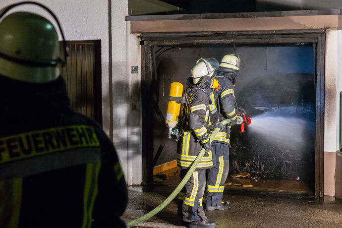 Autobrand in Garage, Heermannstr. & Daniel-Steinbock-Str., Schorndorf, 27.04.2021