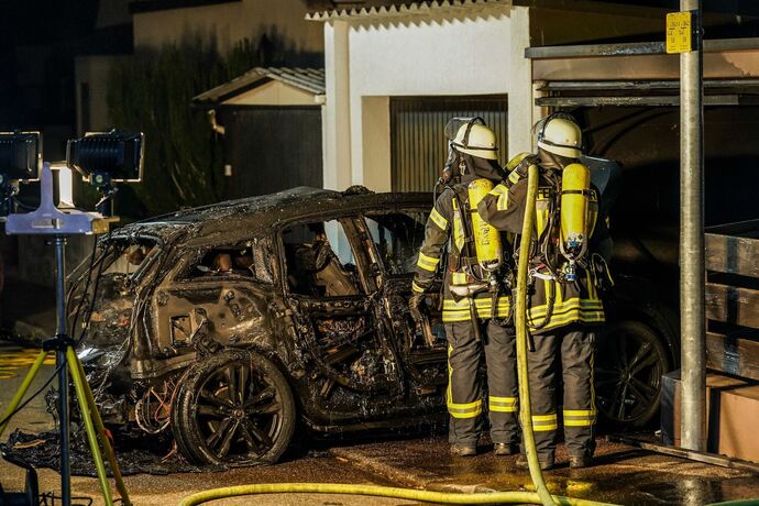 Schorndorf: Elektrofahrzeug brennt in einer Einzelgarage  - BMW I3 in Vollbrand