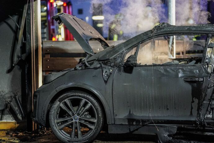Schorndorf: Elektrofahrzeug brennt in einer Einzelgarage  - BMW I3 in Vollbrand