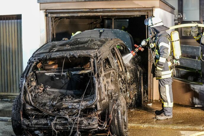 Schorndorf: Elektrofahrzeug brennt in einer Einzelgarage  - BMW I3 in Vollbrand