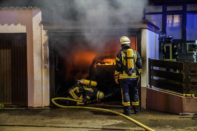 Schorndorf: Elektrofahrzeug brennt in einer Einzelgarage  - BMW I3 in Vollbrand