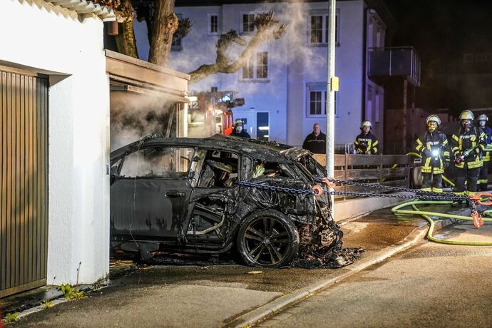 Schorndorf: Elektrofahrzeug brennt in einer Einzelgarage  - BMW I3 in Vollbrand