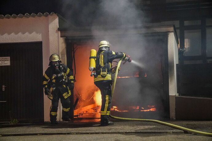 Schorndorf: Elektrofahrzeug brennt in einer Einzelgarage  - BMW I3 in Vollbrand
