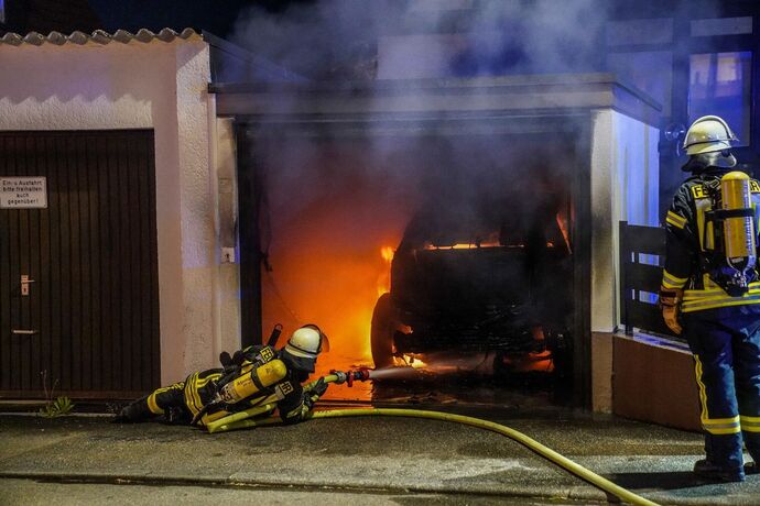 Schorndorf: Elektrofahrzeug brennt in einer Einzelgarage  - BMW I3 in Vollbrand