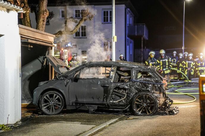 Schorndorf: Elektrofahrzeug brennt in einer Einzelgarage  - BMW I3 in Vollbrand