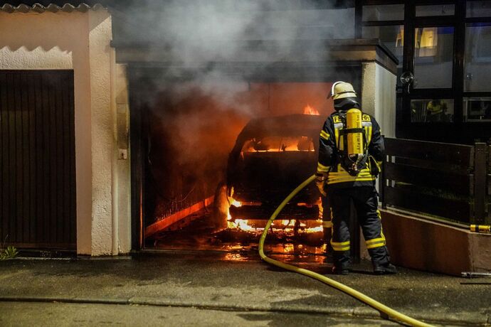 Schorndorf: Elektrofahrzeug brennt in einer Einzelgarage  - BMW I3 in Vollbrand