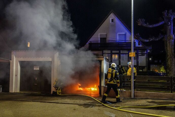 Schorndorf: Elektrofahrzeug brennt in einer Einzelgarage  - BMW I3 in Vollbrand