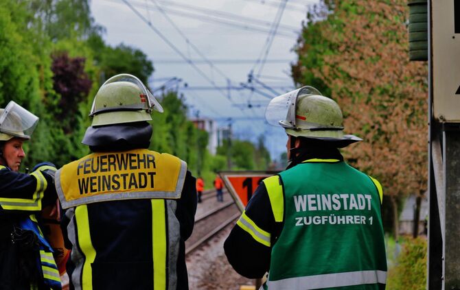 Brennendes Gebüsch an den Bahngleisen - bahnlinie am Beutelsbacher Bahnhof Vollgesperrt
