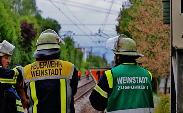 Brennendes Gebüsch an den Bahngleisen - bahnlinie am Beutelsbacher Bahnhof Vollgesperrt