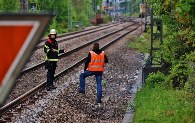 Brennendes Gebüsch an den Bahngleisen - bahnlinie am Beutelsbacher Bahnhof Vollgesperrt