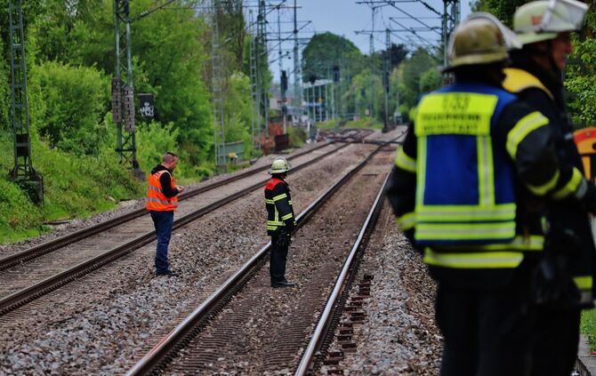 Brennendes Gebüsch an den Bahngleisen - bahnlinie am Beutelsbacher Bahnhof Vollgesperrt