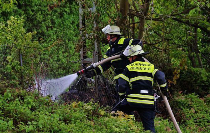 Brennendes Gebüsch an den Bahngleisen - bahnlinie am Beutelsbacher Bahnhof Vollgesperrt