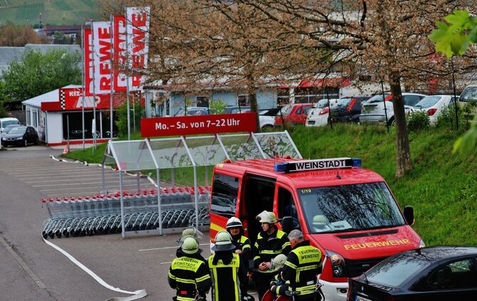 Brennendes Gebüsch an den Bahngleisen - bahnlinie am Beutelsbacher Bahnhof Vollgesperrt