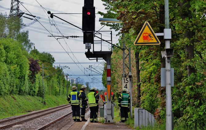 Brennendes Gebüsch an den Bahngleisen - bahnlinie am Beutelsbacher Bahnhof Vollgesperrt